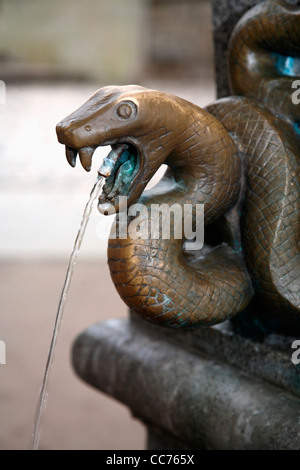 L'Europe, République tchèque, Karlovy Vary. Un serpent de bronze décoré tête Hot spring en fontaine Moulin Colonnade Banque D'Images