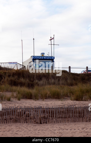 Côte Est, Lincolnshire, Mablethorpe beach côte littoral coastwatch watch financée par les contributions de la RNLI aidant Banque D'Images