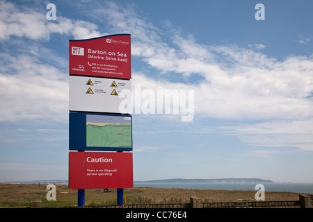 Avis de sécurité sur Barton falaise Hampshire avec l'île de Wight en arrière-plan. Banque D'Images