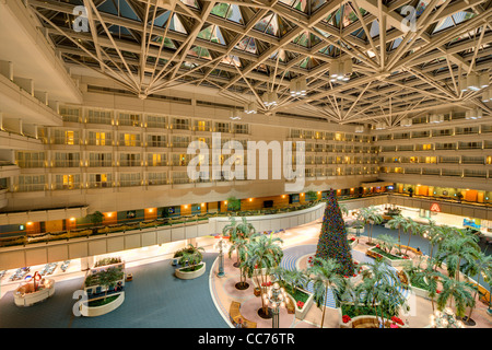 Orlando, Floride, USA l'intérieur de l'hôtel Hyatt Regency à l'aéroport d'Orlando. Banque D'Images