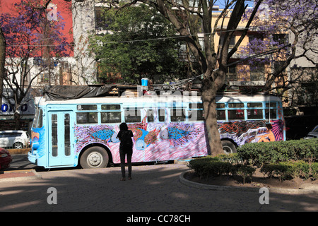 Street art bus, Colonia Condesa, La Condesa, quartier branché, Mexico, Mexique Banque D'Images