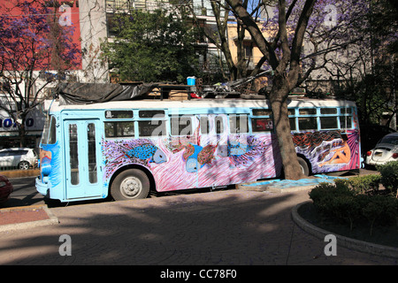 Street art bus, Colonia Condesa, La Condesa, quartier branché, Mexico, Mexique Banque D'Images