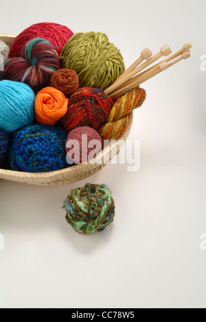 Panier de la laine avec des aiguilles à tricoter Banque D'Images