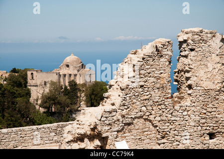 Erice - vue sur San Giovanni Battista - Saint Jean-Baptiste du château de Vénus - Castello di Venere Banque D'Images