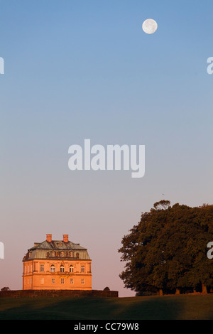 L'Ermitage, à l'aube avec la pleine lune d'automne, Pavillon de chasse dans la région de Deer Park Royal Silkeborg, Danemark, copenhague, Danemark-du-Sud Banque D'Images