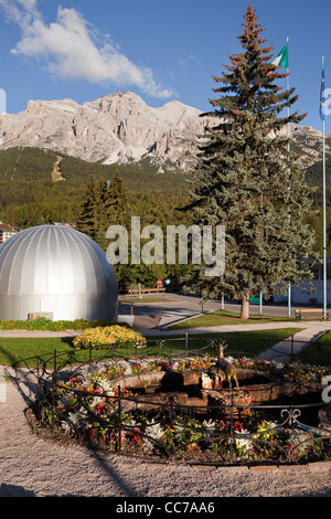 Via Alberto Bonacossa, Cortina d'Ampezzo, Veneto, Italie du Nord, vers la montagne à la Tofana. Banque D'Images