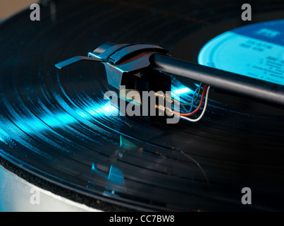 Ancien record player avec l'accent sur la cartouche et le stylet sur LP Banque D'Images