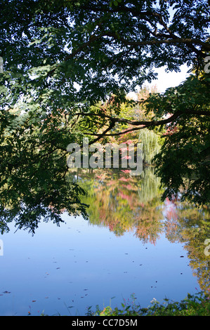 Storm King Art Center, l'étang du cadre naturel pour les grandes sculptures en plein air situé dans la vallée de l'Hudson, New York State Banque D'Images