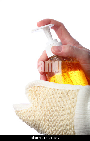 Appliquer du savon liquide. Deux mains tenant une bouteille avec du savon liquide isolé sur fond blanc. Banque D'Images