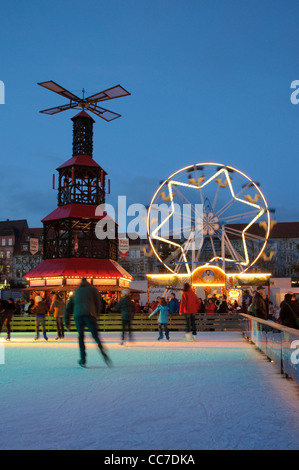 Patinoire au marché de Noël à la soirée, Iéna, Thuringe, Allemagne, Europe Banque D'Images