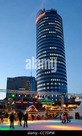 Patinoire au marché de Noël en face de l'JenTower la nuit, Iéna, Thuringe, Allemagne, Europe Banque D'Images