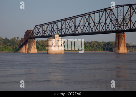 L'ancienne chaîne de roches et pont de l'eau historique (admission) tour sur le fleuve Mississippi près de St Louis Banque D'Images