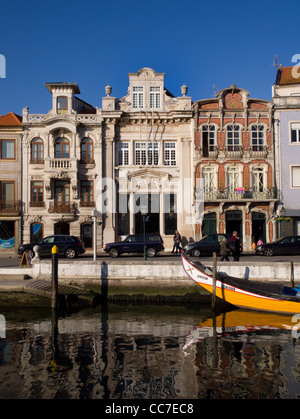 Moliceiro traditionnel bateau avec arcs peint à la main en face de l'architecture Art Nouveau bâtiments de Aveiro, Portugal Banque D'Images