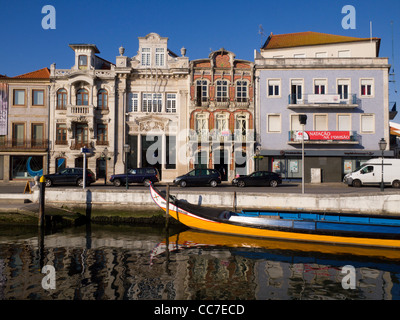 Moliceiro traditionnel bateau avec arcs peint à la main en face de l'architecture Art Nouveau bâtiments de Aveiro, Portugal Banque D'Images
