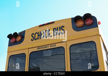 Côté arrière de l'autobus scolaire contre le ciel bleu Banque D'Images