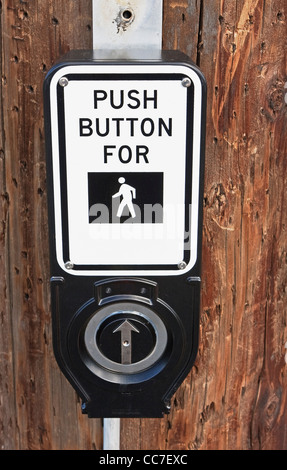 Bouton-poussoir pour marcher à l'intersection de la rue Banque D'Images