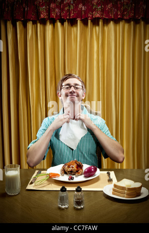 Caucasian man prépare à manger le dîner Banque D'Images