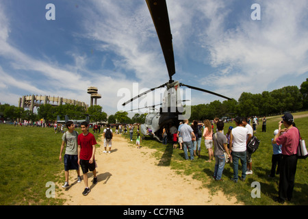 Visiteurs line-up pour entrer un Marine Corps CH-46 Sea Knight helicopter à Flushing Meadow Park lors de la Fleet Week 2011 in NYC Banque D'Images