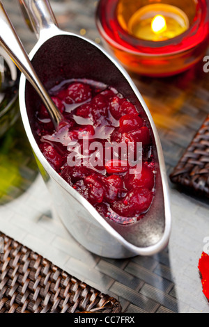 Sauce aux canneberges dans la cruche sur la table Banque D'Images