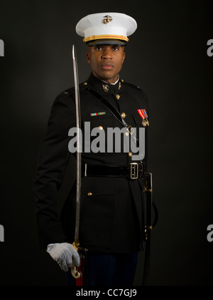 Officier du Corps des Marines des États-Unis en robe bleu uniforme 'A' y compris les rubans médailles gants blancs, casernes couvercle ( hat ) sword Banque D'Images