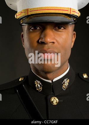 Officier du Corps des Marines des États-Unis en robe bleu uniforme 'A' y compris les rubans médailles gants blancs, casernes couvercle ( hat ) sword Banque D'Images