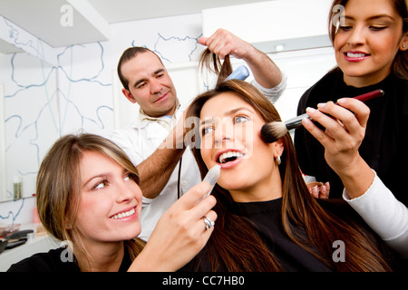 Hispanic woman having soins de beauté au salon Banque D'Images