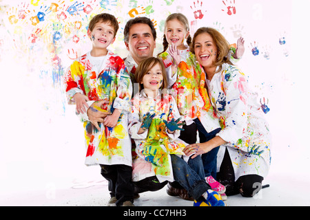 Hispanic family couverts dans la peinture Banque D'Images