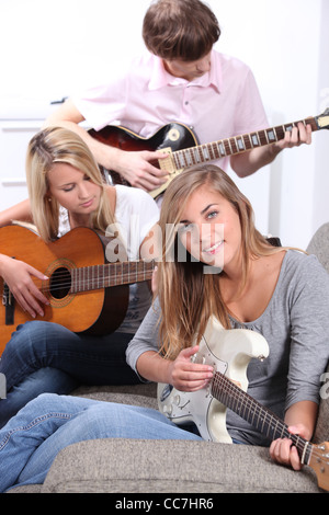 Les jeunes joueurs de guitare Banque D'Images