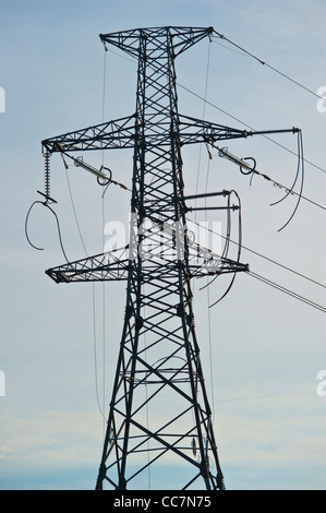Le pylône d'alimentation d'être démantelé Banque D'Images