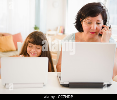 Portrait mère et fille à l'aide d'ordinateurs portables Banque D'Images