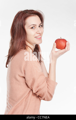 Smiling young woman holding apple Banque D'Images