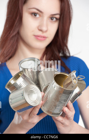 Jeune femme boîtes de recyclage Banque D'Images