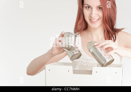 Jeune femme boîtes de recyclage Banque D'Images