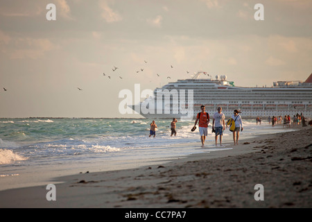 Au départ de bateau de croisière Carnival Liberty et la plage à South Beach, Miami, Floride, USA Banque D'Images