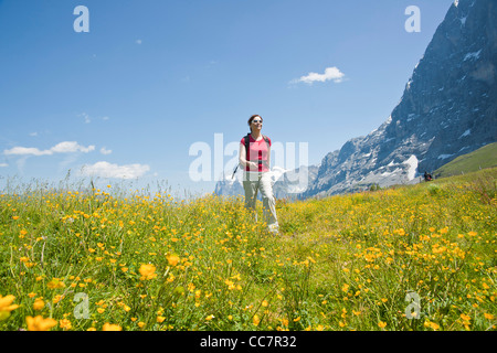 Randonnée femme Berense, bernois, Pic, face nord de l'Eiger, Suisse Banque D'Images