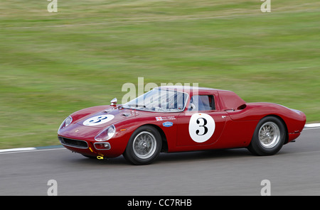 1964 Ferrari 250 LM avec chauffeur Mark Hales au Goodwood Revival meeting, Sussex, UK. Banque D'Images