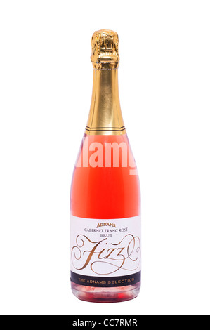 Une bouteille d'Adnams cabernet franc vin effervescent rose sur fond blanc Banque D'Images