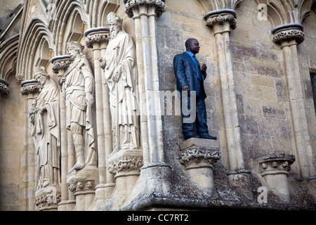 Homme avec tasse artwork par Sean Henry la cathédrale de Salisbury, Wiltshire, Angleterre Banque D'Images