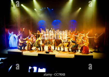 Grande finale d'une pantomime théâtre amateur version de la légende de Robin des Bois, Aberystwyth Arts Centre Wales UK Banque D'Images