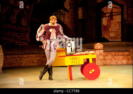 Simon 'Simple' dans un théâtre amateur de la pantomime version de la légende de Robin des Bois, Aberystwyth Arts Centre Wales UK Banque D'Images