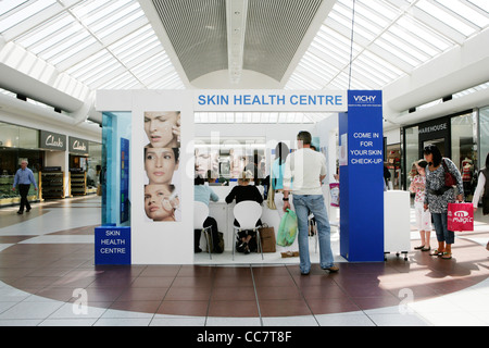 Clinique de la peau pour les femmes dirigées par La Roche Posay dans un centre commercial Centre commercial/ Banque D'Images