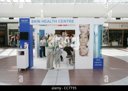 Clinique de la peau pour les femmes dirigées par La Roche Posay dans un centre commercial Centre commercial/ Banque D'Images