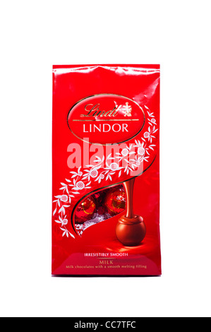 Un paquet de chocolats chocolat au lait Lindt Lindor sur fond blanc Banque D'Images