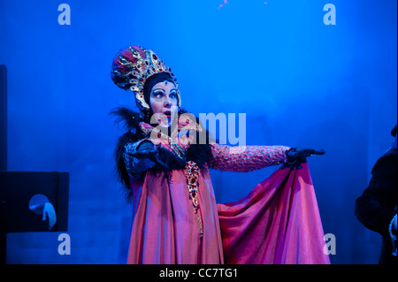 La marâtre dans une pantomime théâtre amateur version de la légende de Robin des Bois, Aberystwyth Arts Centre Wales UK Banque D'Images