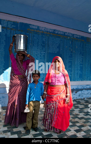 Les femmes en saris et un garçon dans un temple, Pushkar, Rajasthan, India Banque D'Images