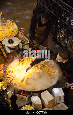 Marché couvert de Covent Garden - Londres UK Paella au service Banque D'Images