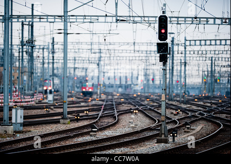 Lignes ferroviaires la gare principale de Zurich à s'évanouissant dans le flou lointain (faible dof), Zuerich Suisse Banque D'Images