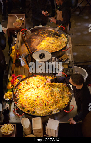 Marché couvert de Covent Garden - Londres UK Paella au service Banque D'Images