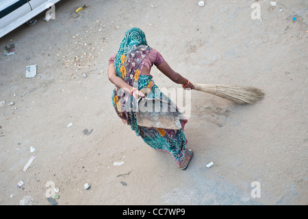 Woman sweeping the road, Pushkar, Rajasthan, India Banque D'Images