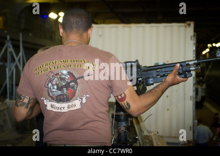 Un Marine américain à bord de l'Iwo Jima démontre une mitrailleuse au cours de la Fleet Week 2011 à New York City Banque D'Images